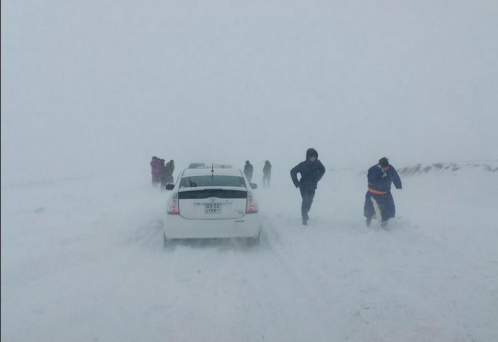 Хүчтэй цасан болон шороон шуурга шуурч, эрс хүйтэрнэ